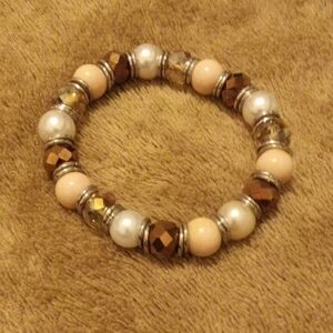 Chic Beaded Bracelet in Gold and Cream